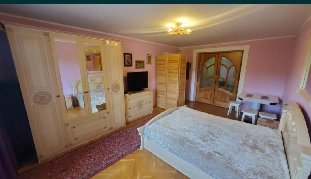 Затишні Апартаменти В Центрі Rivne Exterior foto